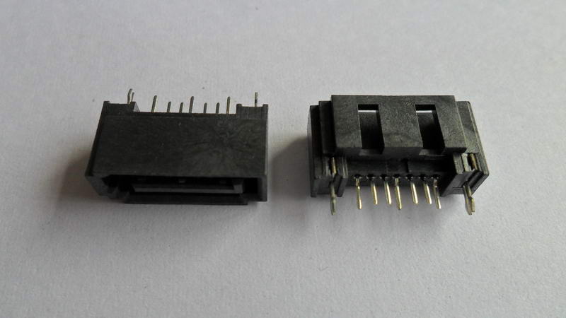 CA07-001 SATA 7P 公座全包開窗魚叉側插式